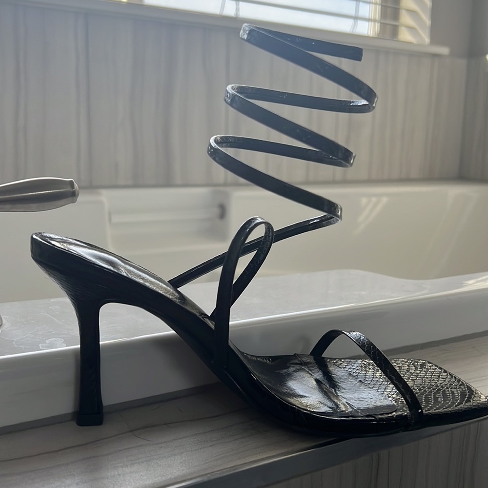 black shoe trend model - Picture 2 of 5